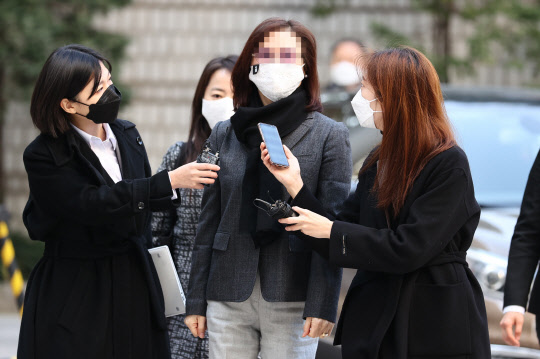 결심 공판 출석하는 정경심 교수   자녀 입시비리와 사모펀드 투자 의혹 등으로 기소된 조국 전 법무부 장관의 배우자 정경심 동양대 교수가 5일 오전 서초구 서울중앙지법에서 열린 1심 결심 공판에 출석하고 있다. 연합